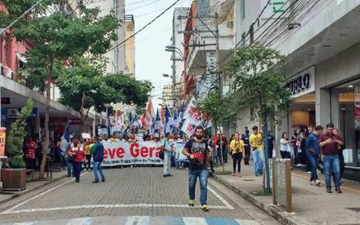 Integrantes do protesto percorrem Calçadão de Rio Preto (Foto: Graciela Andrade/TV TEM)