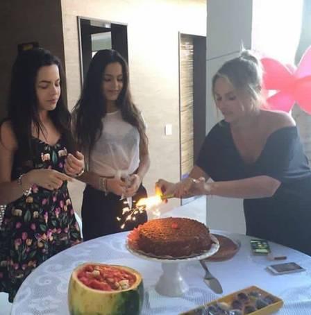 Tathiana, sogra de Mayla, acende a vela no aniversário das gêmeas