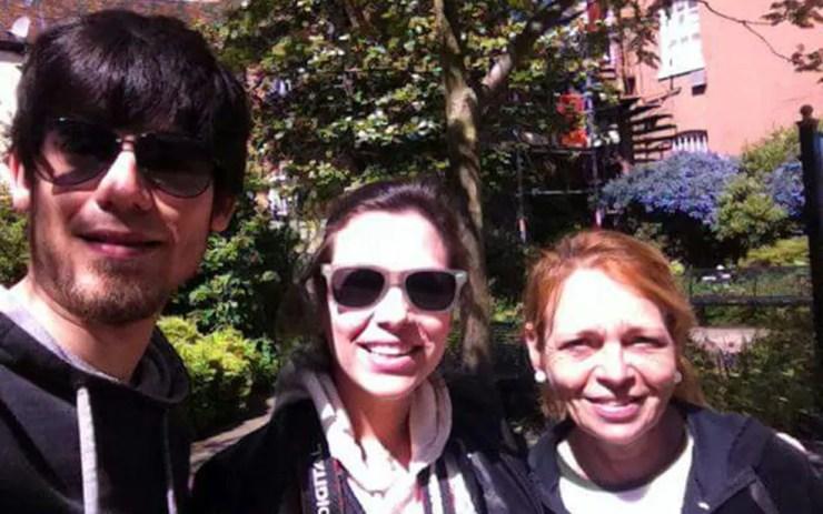 Amanda com o marido e a mãe, que se mudou para Londres para cuidar da filha (Foto: Arquivo Pessoal)