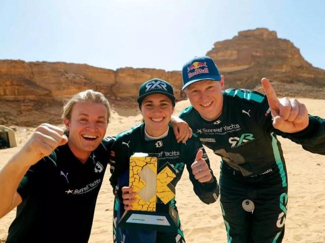 Nico Rosberg, com Johan Kristoffersson e Molly Taylor, no Xprix do deserto, na Arábia Saudita — Foto: Reprodução