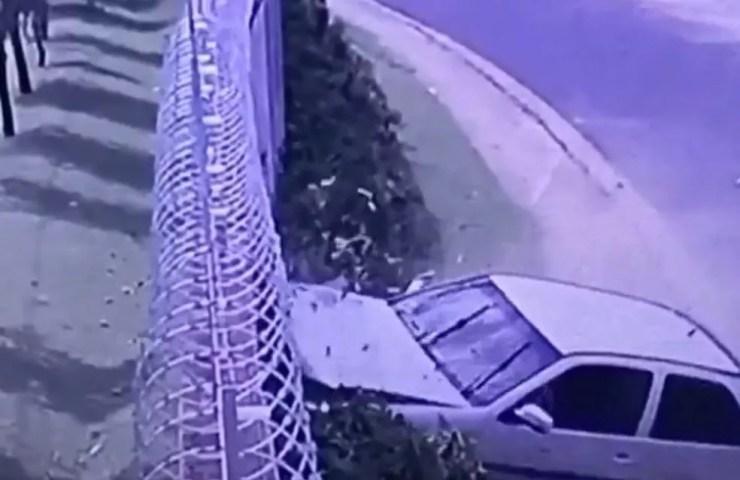 Carro perdeu o controle e bateu em um muro; duas pessoas, entre elas uma criança, foram arremessadas (Foto: Reprodução/TV TEM)