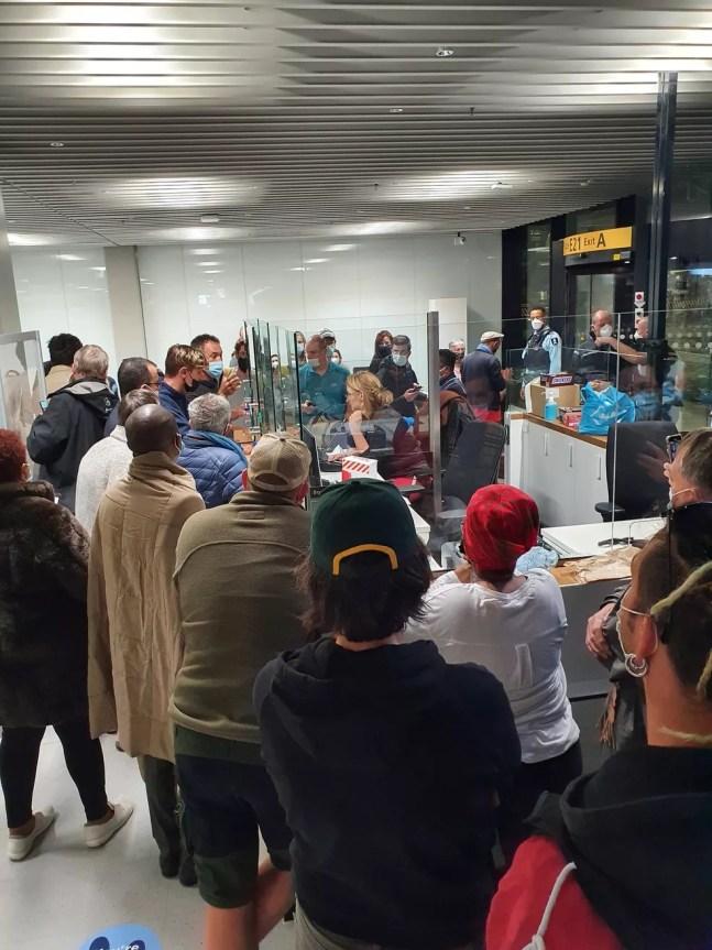 Passageiros esperam por seus resultados do teste de Covid-19 no Aeroporto Schiphol, em Amsterdã, Holanda, em foto do dia 26 de novembro de 2021 — Foto: Reuters