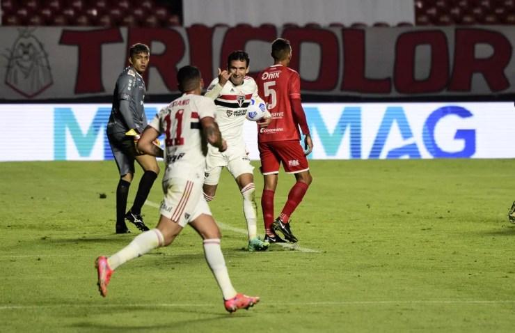 Pablo comemora com Luciano um dos gols contra o 4 de Julho — Foto: Marcos Ribolli
