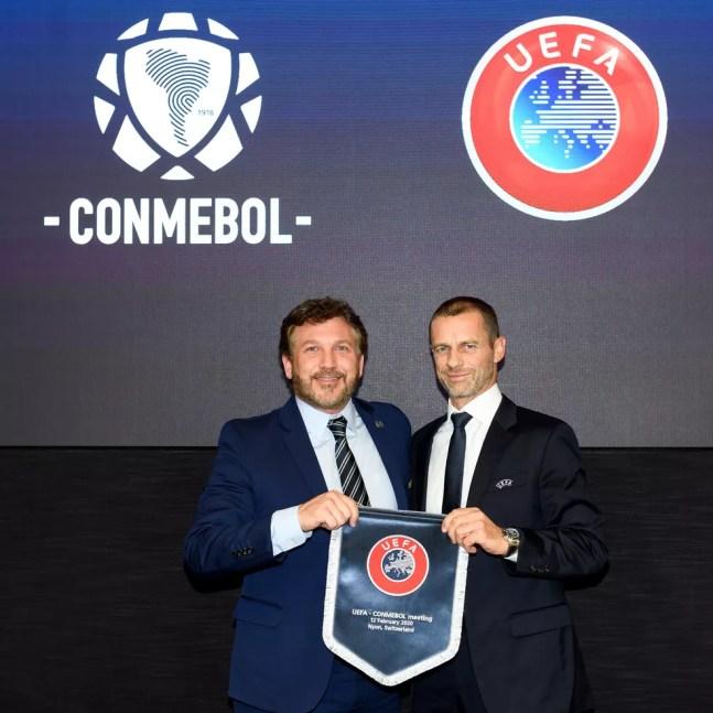 Alejandro Dominguez, presidente da Conmebol, e Aleksander Čeferin, presidente da Uefa, depois de reunião — Foto: Reprodução de Twitter