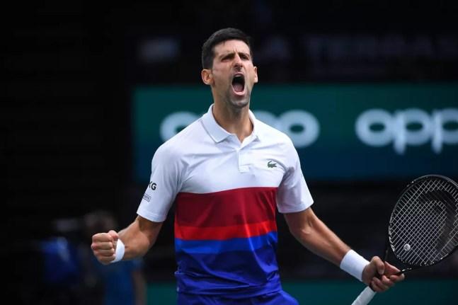 Djokovic comemora ponto no Masters 1000 de Paris — Foto: Divulgação / ATP