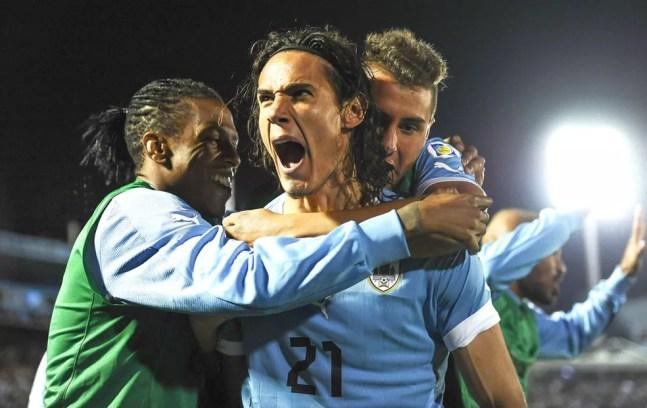 Cavani comemora gol do Uruguai contra a Argentina na última vitória da Celeste contra orival, em outubro de 2013: atacante do United deve ser reserva mais uma vez — Foto: Getty Images