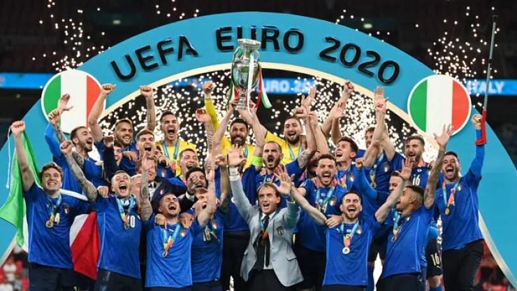 Chiellini ergue a taça da Eurocopa na festa da Itália em Wembley