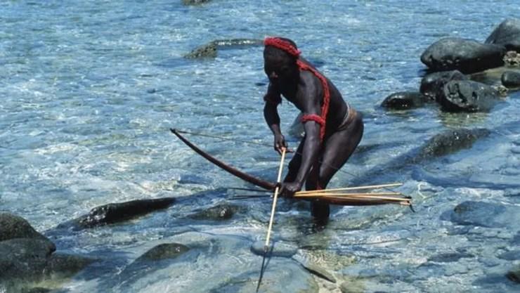 Um jarawa pescando com arco e flecha; Andaman é morada para cinco tribos 'particularmente vulneráveis' — Foto: Getty Images/BBC