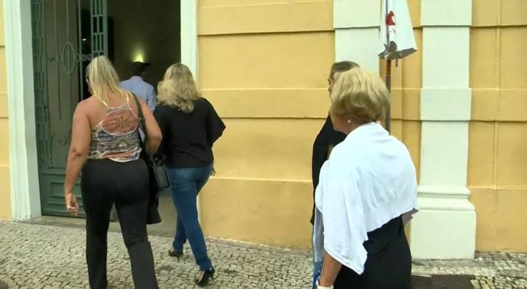 Parentes chegam para o velório de Gerson Camata, no Palácio Anchieta, em Vitória — Foto: Roberto Pratti/ TV Gazeta