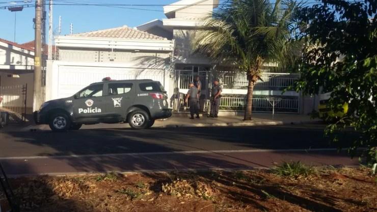 Policiais na casa do vereador preso em Catanduva (Foto: Janaina de Paula/TV Tem)