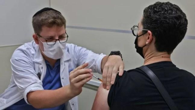 Apenas 62% da população de Israel recebeu duas doses, observa Michael Head — Foto: Getty Images
