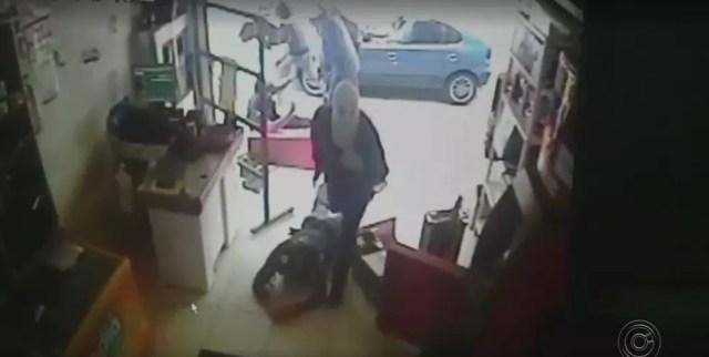 Ladrões agrediram e roubaram vigilantes em supermercado de Itupeva (Foto: Reprodução/TV TEM)