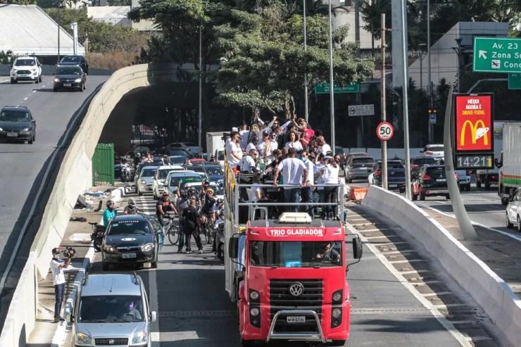 Veículos da Marcha para Jesus seguem em carreata no corredor Norte-Sul, em São Paulo, na tarde deste sábado, 24 — Foto: BRUNO ESCOLASTICO/PHOTOPRESS/ESTADÃO CONTEÚDO