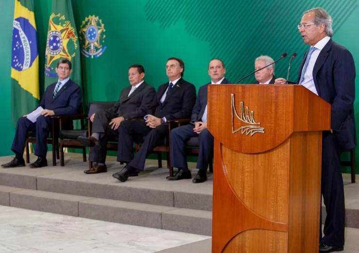 O ministro da Economia, Paulo Guedes, discursa durante cerimônia no Planalto nesta segunda-feira (7) — Foto:  Marcos Corrêa/Presidência da República