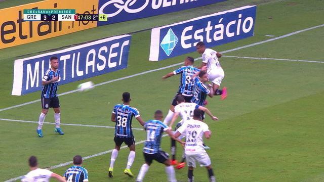 Pênalti! Após consulta ao VAR, árbitro marca toque de mão do Grêmio, aos 49 do 2º