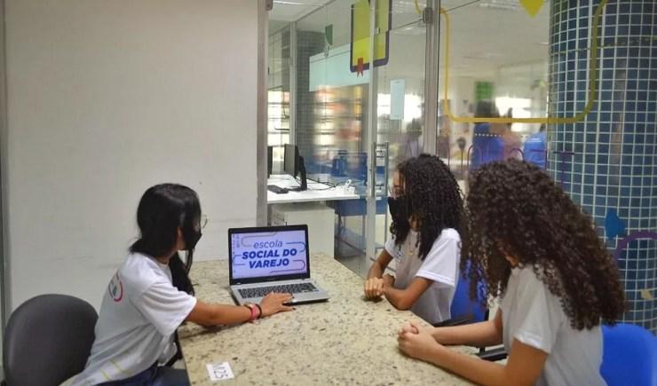 Jovens durante curso online — Foto: Divulgação 