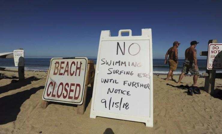 Após ataque de tubarão, placas alertam que a praia de Newcomb Hollow foi fechada — Foto: Merrily Cassidy/AP