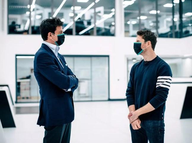 Toto Wolff e Romain Grosjean na fábrica da Mercedes na Inglaterra — Foto: Reprodução