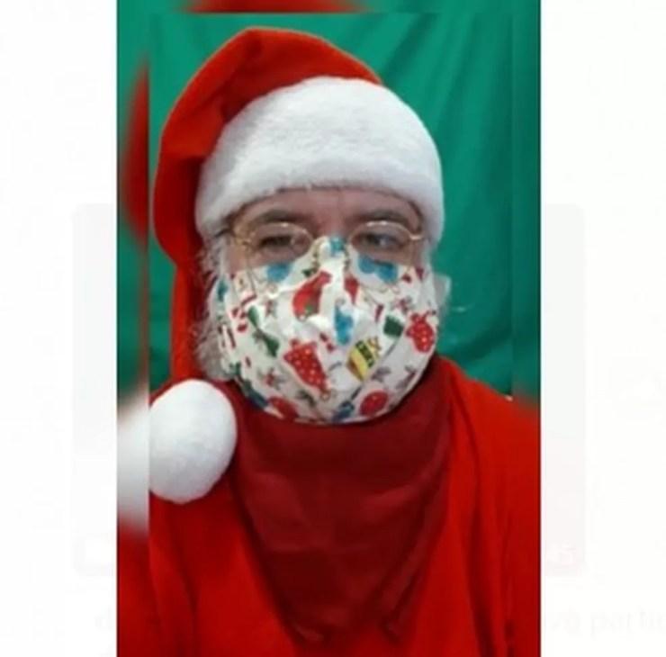 Papai Noel Gesualdo D'Avola Filho usa vários tipos de máscara durante quarentena da pandemia de coronavírus — Foto: Arquivo Pessoal