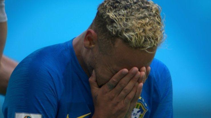 Neymar chora muito após o apito final da partida contra a Costa Rica