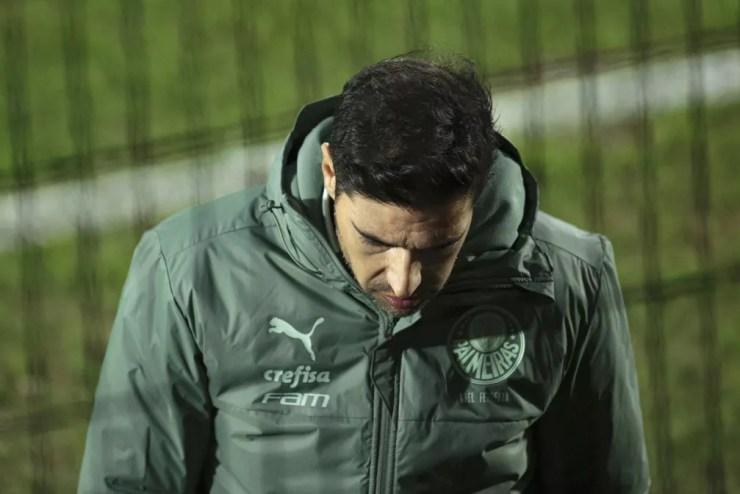 Abel Ferreira durante a partida entre Bragantino e Palmeiras — Foto: Diogo Reis/AGIF 