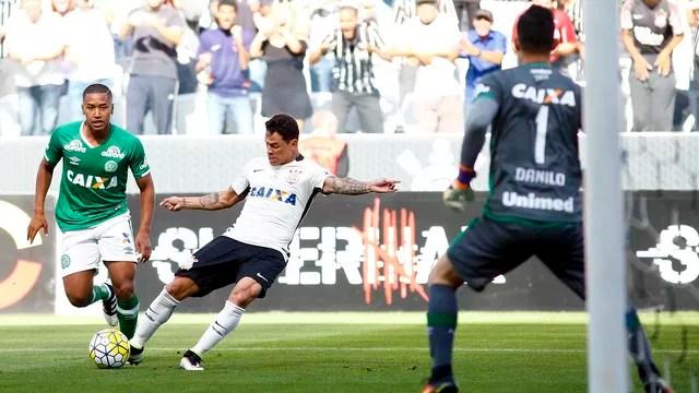 Corinthians e Chapecoense empatam com gols de pênalti; Timão deixa o G-6