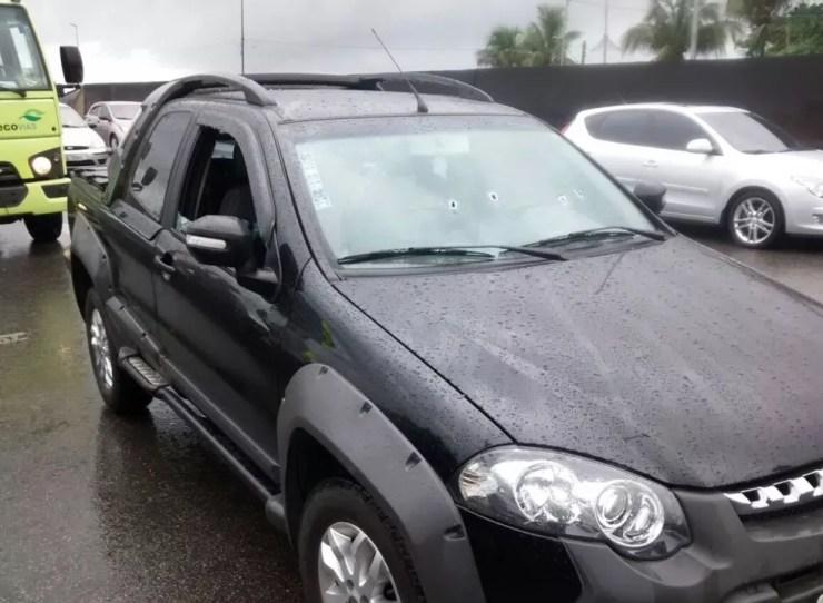 Marcas dos tiros ficaram no vidro do carro do policial, que não se feriu (Foto: Divulgação/Polícia Militar Rodoviária)