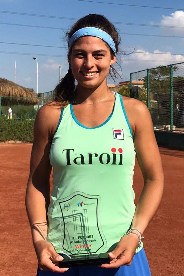 Carol Meligeni, tenista, com o troféu do ITF do Cairo 