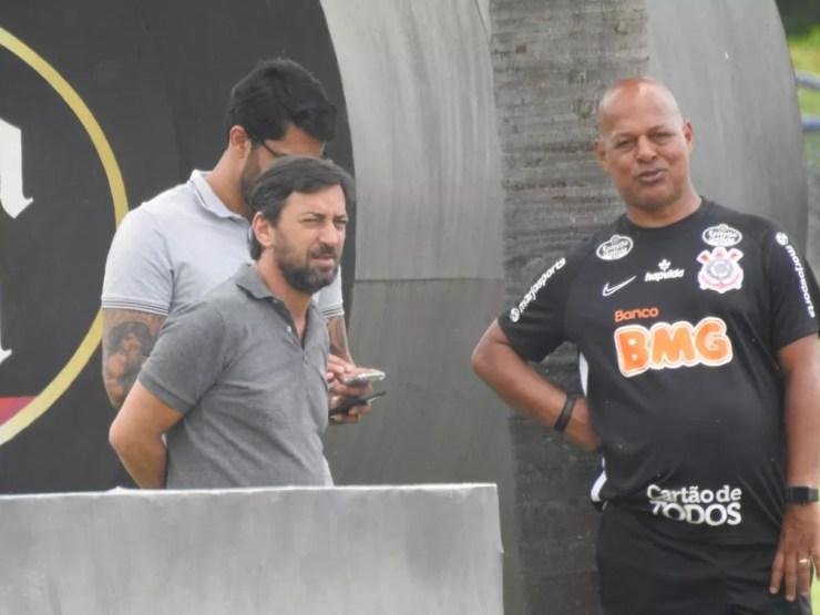 Duílio Monteiro Alves, novo presidente do Corinthians, ao lado de Mauro da Silva e Vilson — Foto: Marcelo Braga