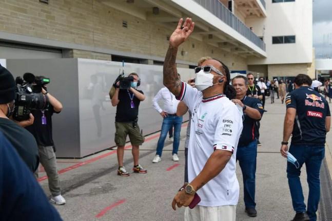 Lewis Hamilton acena para o público no GP dos EUA; piloto foi eleito o favorito dos fãs da F1 no Reino Unido — Foto:  Ken Murray/Icon Sportswire via Getty Images