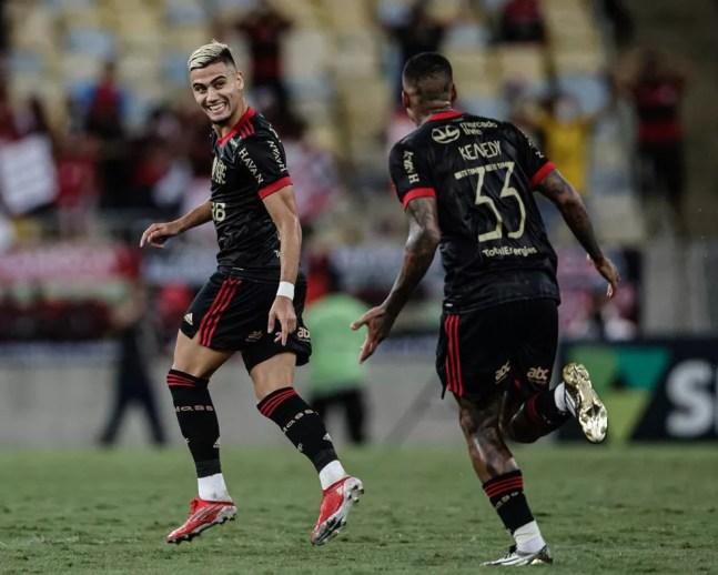 Andreas comemora golaço de falta com Kenedy — Foto: André Mourão / Foto FC