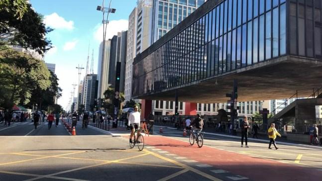 Ciclistas e pedestres aproveitam manhã deste domingo na Avenida Paulista após fechamento para veículos — Foto: Cinthia Toledo/TV Globo