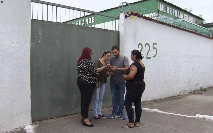 Família liberou o corpo de Andressa no IML de Praia Grande, SP (Foto: Reprodução/TV Tribuna)