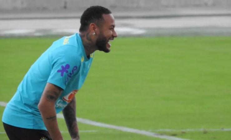 Neymar, sorridente, em treino da Seleção — Foto: Bruno Cassucci