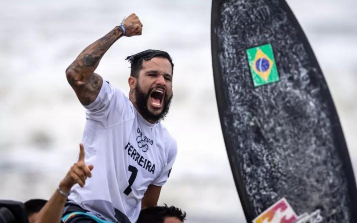 Italo Ferreira é campeão olímpico de surfe — Foto: Jonne Roriz/COB