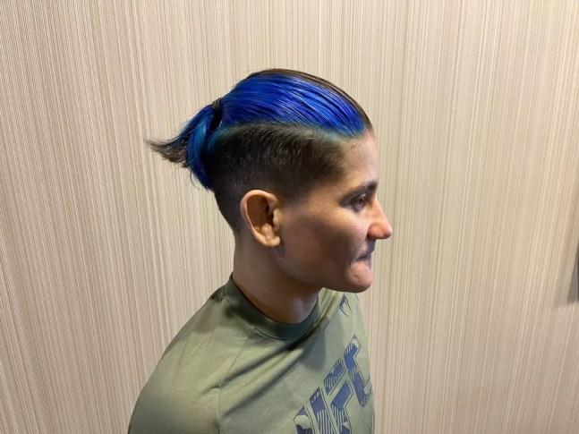 Priscila Pedrita pintou o cabelo de azul — Foto: Evelyn Rodrigues