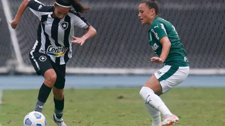 Lance de Botafogo x Palmeiras, pela 4ª rodada do Brasileirão Feminino 2021