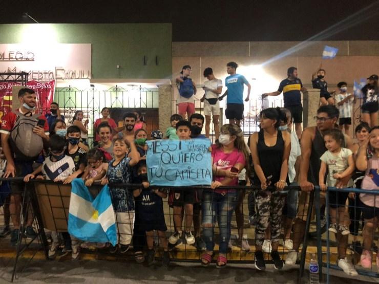 Garotinho quer camisa de Messi: ídolo absoluto das crianças - Raphael Zarko