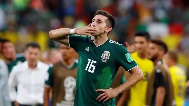 Hector Herrera aguarda após o fim de jogo entre México x Suécia