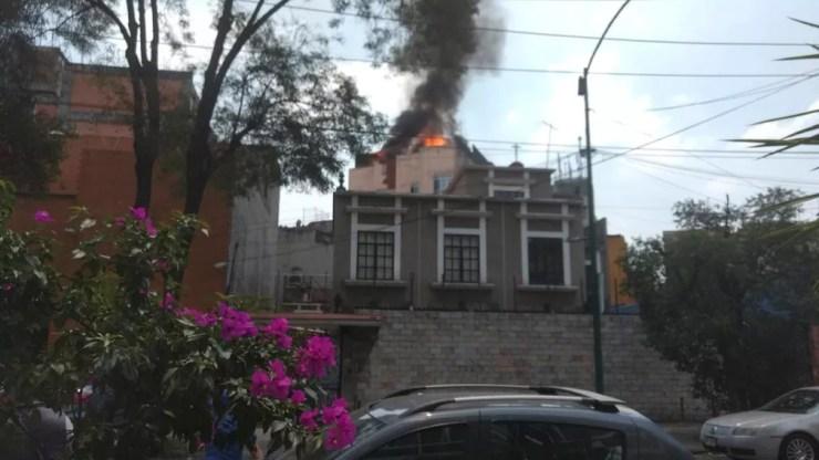 Prédio é visto em chamas no distrito de colonia Roma após terremoto atingir a Cidade do México (Foto: Miguel Angel Quisberth Cordero/Reuters)
