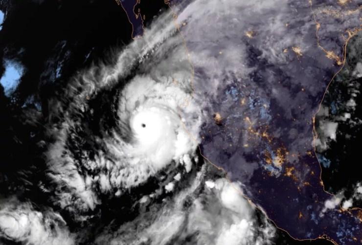 Furacão Willa se formou no Pacífico oriental e seguia a caminho da costa oeste do México nesta segunda-feira (22)  — Foto: NOAA via AP