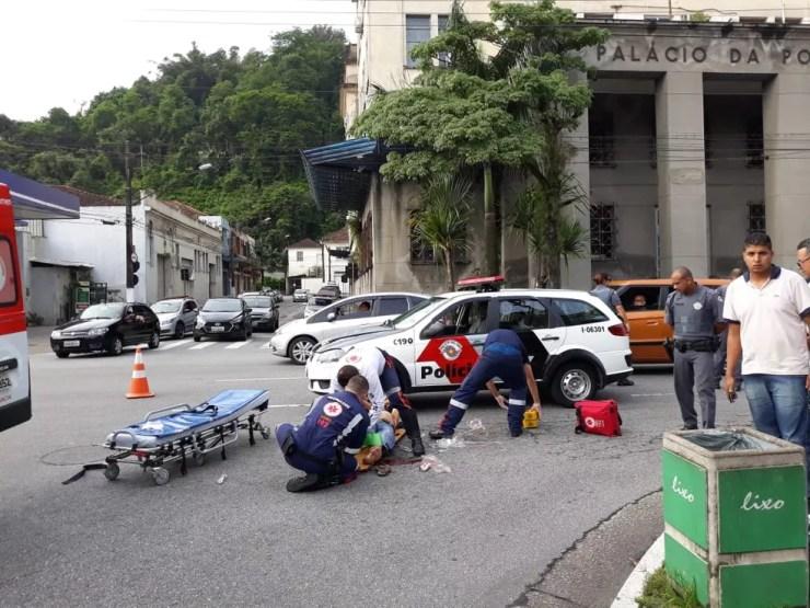 Homem é atropelado após ser jogado na frente de caminhão durante briga com travesti em Santos, SP — Foto: Carlos Nogueira/Jornal A Tribuna de Santos