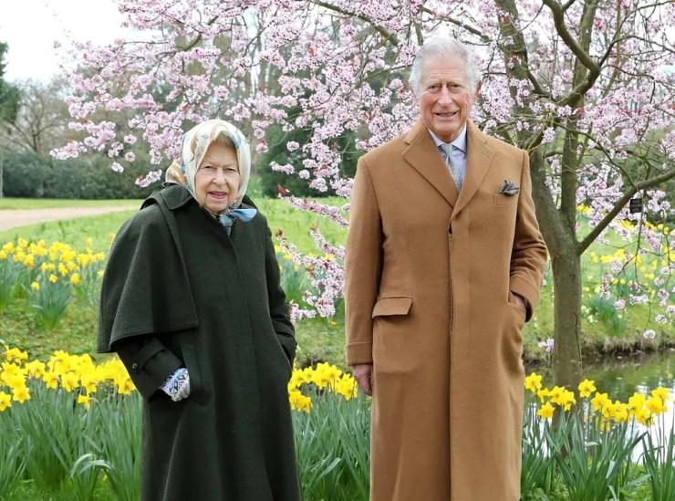 Rainha Elizabeth e Príncipe Charles posam em jardim do Windsor em passeio que marca fim de semana de Páscoa — Foto: Reprodução/Twitter/@ClarenceHouse 