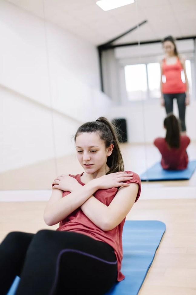 As variadas formas de abdominais também devem fazer parte do treino de adolescentes — Foto: Istock Getty Images