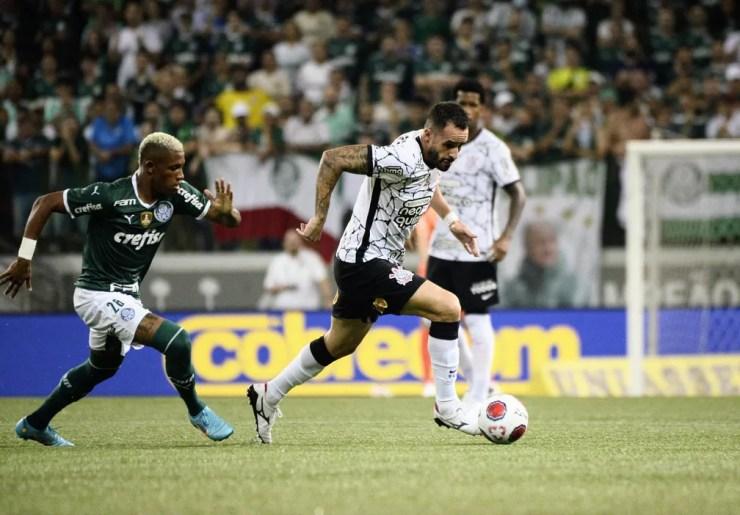 Danilo, do Palmeiras, na marcação de Renato Augusto, do Corinthians — Foto: Marcos Ribolli