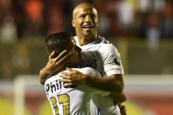 Derlis González e Carlos Sánchez comemoram gol pelo Santos — Foto: Divulgação / Santos FC
