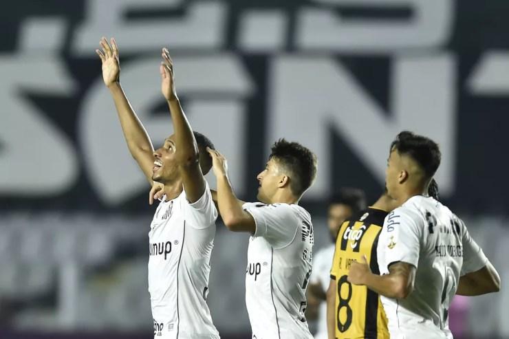 Gol de Lucas Braga em Santos x The Strongest — Foto: Staff Images/Conmebol