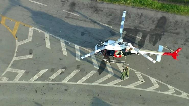 O agente foi baleado na perna e seria socorrido pelo helicóptero da corporação, segundo a PM — Foto: TV Globo/Reprodução