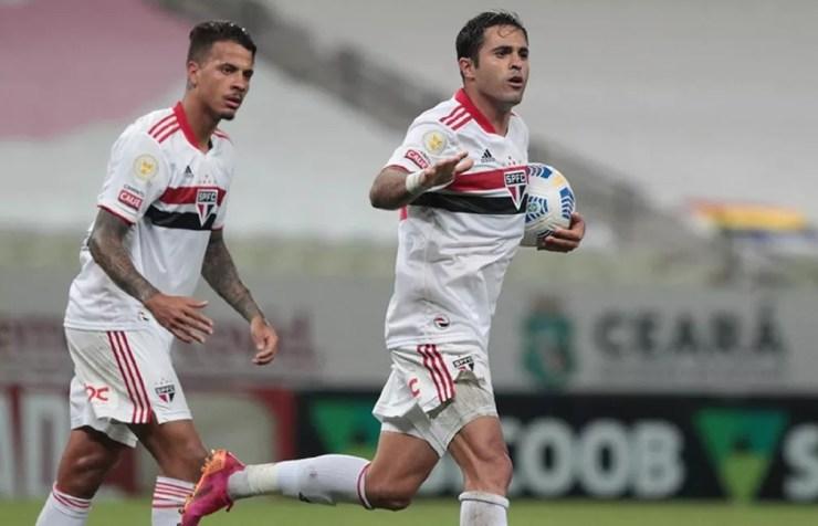 Eder e Diego Costa comemoram gol do São Paulo no Ceará — Foto: Rubens Chiri / saopaulofc.net