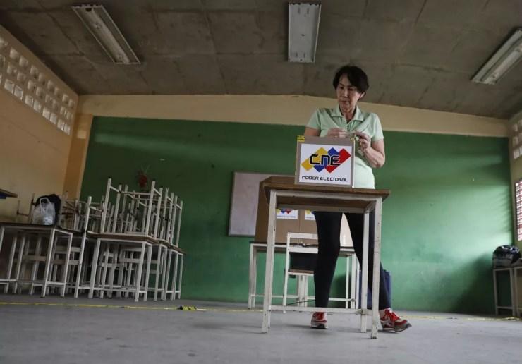 Mulher deposita seu voto nas eleições presidenciais deste domingo (20) em Barquisimeto, na Venezuela (Foto: Carlos Jasso/Reuters)
